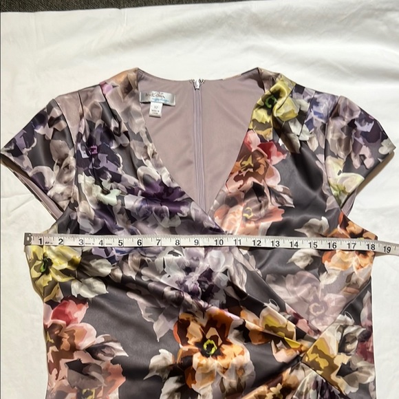 Stunning Floral Dress Grey Satin Cap Sleeve sz 12 like new - Picture 8 of 16